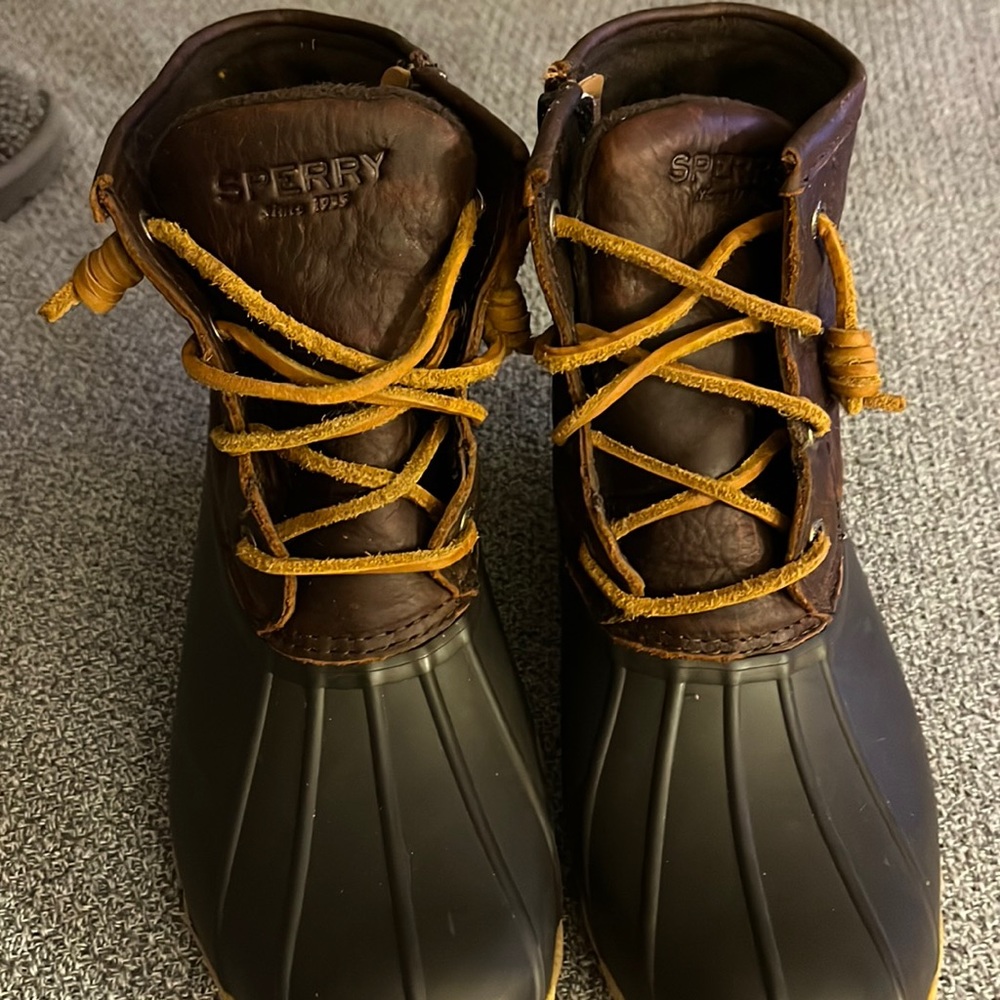 Women's size 5 1/2 Sperry Duck boots. Navy blue and brown. In great condition.